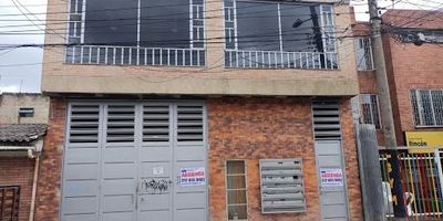Espectacular Bodega en Suba, con una ubicación ideal para disfrutar con la familia, cerca a colegios, jardines infantiles y a la zona comercial. La Bodega cuenta con amplios espacios y con gran iluminación natural. Posee un área de 300m2, triple altura y trifásica 60 KVA Y un baño. Cualquier información adicional contáctenos al número 3174422674 o al correo electrónico luis.garzoninmobiliariabogota.com. El equipo de Inmobiliaria Bogotá está comprometido a brindar una experiencia de vida excepcional para nuestros clientes desde el momento en que se unen a nuestra comunidad