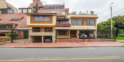 ¡¡VENDO!!!  Espectacular apartamento en SAN PATRICIO, muy buen precio!  Piso 2, vista exterior muy buena distribución, amplios espacios por niveles 150,20 mt2, tres habitaciones con closet la principal con vestir, tres baños, cuarto de servicio u office con baño, sala comedor con excelente vista y balcón, cocina amplia con zona de lavandería independiente, dos parqueaderos de uso exclusivo en línea, un depósito, zona de BBQ y zonas verdes exteriores. Inmueble con todo en regla. Cualquier información adicional comunícate con Juan La Madrid. Cel. 3176437752 o al correo electrónico  juan.lamadrid@inmobiliariabogota.com. El equipo de Inmobiliaria Bogotá está comprometido a brindar una experiencia de vida excepcional para nuestros clientes desde el momento en que se unen a nuestra comunidad.