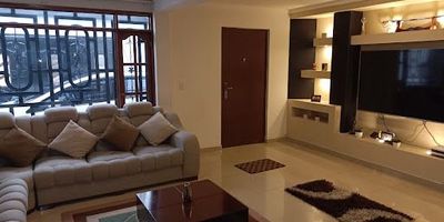 Espectacular casa en arriendo en Álamos Ubicada en una zona residencial privilegiada, esta casa ofrece el espacio y la comodidad que tu familia necesita. Disfruta de una excelente ubicación, cerca de colegios, jardines infantiles y del centro comercial Diver Plaza, con acceso a múltiples servicios y facilidades. La propiedad cuenta con Amplios espacios con excelente iluminación natural Cocina integral abierta al comedor, ideal para compartir en familia Sala amplia con vista perfecta para disfrutar los atardeceres Cuatro alcobas con clóset, la principal con baño privado Dos baños adicionales Garaje privado Una oportunidad ideal para quienes buscan calidad de vida en un entorno familiar y bien ubicado. Para más información o agendar una visita 317 638 9517
 viviana.moya@inmobiliariabogota.com Inmobiliaria Bogotá Calidad, respaldo y servicio en cada paso de su proceso inmobiliario.