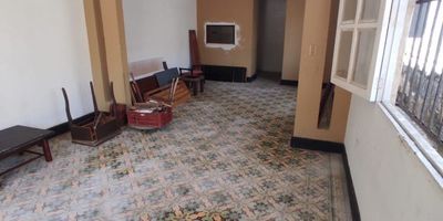 Descubre este encantador local ubicado en una zona privilegiada de la ciudad. Con una superficie de 40 metros cuadrados, este espacio ofrece un baño y una distribución versátil que se adapta a diversas necesidades comerciales. Su ubicación estratégica garantiza una alta afluencia de clientes potenciales, convirtiéndolo en una oportunidad única para establecer tu negocio. No pierdas la oportunidad de hacer realidad tus proyectos en este local lleno de posibilidades. ¡Contáctanos para más información!.