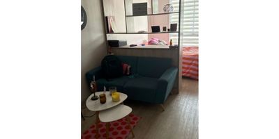 Se arrienda Lindo Apartaestudio Amoblado de aproximadamente 25m2;

Mesón para comedor, cocina integrada, lavadora, nevera, microondas, baño de buen tamaño, zona de habitación independiente, clóset completo.

Piso 13, excelente vista 
BBQ - salon social 
Gimnasio 
Oficinas de coworkingTerraza
Parqueadero para bicicletas  
Zona social
Sector súper recursivo, muy cerca a canchas deportivas, parques, dos estaciones de transmilenio, muy cerca a Centro comercial Parque la Colina y Clínica la Colina.
 