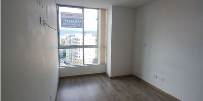 ¡Apartamento en Venta en Villapilar, Manizales! ?✨

Ubicado en un piso 13 con vista panorámica, este apartamento combina comodidad, iluminación natural y una excelente distribución, ideal para quienes buscan un hogar moderno y bien ubicado.

Espacios amplios y funcionales: Originalmente de 3 habitaciones, actualmente tiene 2 alcobas para brindar mayor amplitud a la sala comedor. Cuenta con 2 baños, cocina integral con barra estilo americano, zona de ropas independiente y parqueadero.

Confort y entorno: Disfruta de piso laminado y cerámica, armarios empotrados, calentador, doble ventana y una excelente ventilación. El edificio ofrece portería, vigilancia, ascensor, zonas verdes, áreas infantiles y parqueadero para visitantes.

Ubicación estratégica: En una zona residencial tranquila, cerca de centros comerciales, colegios, universidades y con fácil acceso al transporte público.

¡Un apartamento con todo lo que necesitas para vivir cómodo y conectado en Manizales! Contáctanos para agendar tu visita. ??


