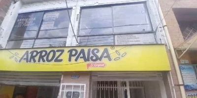 Descubre este amplio LOCAL ubicado en una zona privilegiada. Con 170 metros cuadrados distribuidos en 3 espacios y 2 baños, es ideal para emprender tu próximo proyecto comercial. Su diseño versátil y luminoso ofrece infinitas posibilidades de adaptación. Aprovecha esta oportunidad única para establecer tu negocio en un entorno de gran potencial y crecimiento. ¡Contáctanos para más información y agenda tu visita! tres diez seis ochenta y ocho dieciséis cuarenta y siete