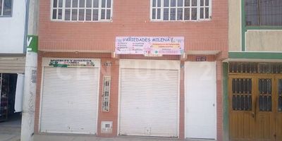 La casa en la carrera 1 Este # 44 18 consta de dos pisos. En el primer piso, hay 2 locales comerciales y una entrada independiente para el segundo piso. En el segundo nivel, encontrarás una habitación con baño totalmente independiente, un apartamento de 3 habitaciones, un área social, un baño, un patio de ropas y una cocina abierta. Es una excelente propiedad que actualmente se encuentra alquilada tanto los locales como el apartamento. Está situada a 3 cuadras del Centro Comercial Ventura, a dos cuadras de la Universidad de Soacha en construcción, a 3 cuadras del comando de policía y a 3 cuadras de la estación de Transmilenio Terreros.