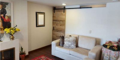 En Santa Barbara Norte Usaquen, la vida es mejor. Nuestro apartamento de 70 m2, está diseñado para adaptarse a tus necesidades, excelentes terminados y acabados remodelado con un buen estilo, para disfrutar momentos inolvidables. Tanto si eres una familia en crecimiento como si eres una pareja que busca un lugar para su hogar, aquí encontrarás tu espacio. Además, disfrutarás de una zona de alta valorización sobre la calle 16, acceso vial fácil (Av Pepe Sierra, Centros Comerciales (Unicentro), colegios, a minutos de universidades, almacenes que hacen parte y fomentan la comunidad y el bienestar. Un lugar ideal para vivir
