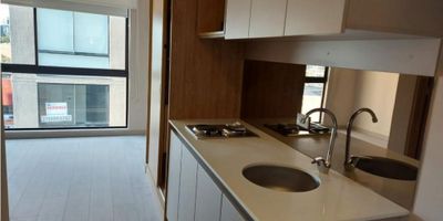 Arriendo Apartaestudio con excelentes terminados y acabados, Excelente valor del canon, bajo para el 2025,  (incluye la administración) Descubre tu próximo hogar en Las Nieves Centro de Bogotá, un acogedor apartaestudio, muy bien ubicado, en el centro de Bogotá, cerca a Unievrsidades como la Central, Tadeo a minutos de los Andes, cerca a la estación Universidades. Con una distribución de 27 m², este hogar cuenta con una distribución tipo loft, 1 habitacion, 1 baños, cocina integral, mueblespiso techo, El edificio soy 21 ofrece zonas de cooworking, zonas de descanso, portería recepciónm creando un entorno seguro y agradable para su estadia. No dudes en contactarnos para obtener más información sobre este encantador apartaestudio. ¡Agenda tu visita y descubre todas las características que hacen del centro un lugar ideal para vivir! a minutos de la gastronomia del centro bogotá, teatros, facilidad de transporte
