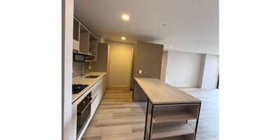 VIVE EL ESTRENO EN PASADENA – APARTAMENTO CON CLUB HOUSE Y VISTA A LOS CERROS

¡Haz realidad tu nuevo comienzo en uno de los barrios más cotizados del norte de Bogotá! Este espectacular apartamento para estrenar en Pasadena lo tiene todo: ubicación, comodidad, acabados modernos y un completo club house para disfrutar sin salir de casa.

Detalles del inmueble:


 
 Área: 126 m²
 
 
 Ubicado en el piso 12, con vista exterior a los cerros orientales
 
 
 3 habitaciones amplias y luminosas
 
 
 Sala y comedor integrados, con acceso a un acogedor balcón
 
 
 Cocina abierta, moderna y funcional
 
 
 2 garajes y 1 depósito
 
 
 Estrato 5
 


Un edificio pensado para disfrutar:


 
 Car lobby
 
 
 Salón múltiple y salas de reuniones
 
 
 Salón de juegos y salón infantil
 
 
 Gimnasio completamente dotado
 
 
 Piscina, jacuzzi y turco para tu bienestar
 
 
 Teatrino para vivir experiencias únicas en casa
 


Ubicación privilegiada en Pasadena:


 
 Barrio residencial rodeado de parques y zonas verdes
 
 
 Excelentes vías de acceso: Autopista Norte, Calle 100, Av. Suba y Carrera 53
 
 
 Zona tranquila, segura y con fácil conexión al resto de la ciudad
 


Una verdadera joya para quienes buscan estrenar con estilo y calidad de vida. Recibimos todos los bancos y FNA.

Contáctanos y agenda tu visita. ¡Tu nuevo hogar te está esperando!
