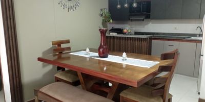Apartamento disponible para la venta con acabados en muy buen estado y no le da el sol del poniente. Ubicado en sector tranquilo con rutas de transporte publico y cercano a Institución Educativa.