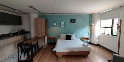 Este acogedor apartaestudio esta ubicado en uno de los sectores mas exclusivos de la ciudad, con una ubicacion inmejorable que ofrece facil acceso a transporte publico y la cercania a los principales parques, como el Parque Lleras y el Parque del Poblado. El espacio esta disenado para brindar confort y funcionalidad, ideal para quienes buscan comodidad y tranquilidad sin alejarse de la vida urbana. Ademas, la zona cuenta con una amplia oferta de restaurantes, tiendas y entretenimiento, haciendo de este apartaestudio el lugar perfecto para vivir