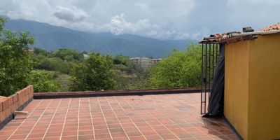 ? VENTA DE CASA EN LLANOS DE BOLÍVAR – SANTA FE DE ANTIOQUIA
Condominio Palmasol | Transversal 8 #16-30 Casa 13

¿Estás buscando un lugar que combine comodidad, buena ubicación y tranquilidad? Esta casa en unidad cerrada lo tiene todo: espacios amplios, excelente iluminación natural, áreas sociales y una ubicación inmejorable, ¡a solo pasos del parque principal de Santa Fe de Antioquia!

✨ Detalles del inmueble:

✔️ Área construida: 117 m²
✔️ Área libre: 43.13 m² (¡perfecta para construir una terraza, jardín o zona social!)
✔️ 3 habitaciones amplias (principal con vestier y aire acondicionado)
✔️ 2 baños completos
✔️ Zona de ropas y patio interior
✔️ Casa completamente terminada y lista para habitar
✔️ Estrato 3
✔️ Año de construcción: 2011

? Áreas comunes del condominio:

✔️ Piscina para adultos y niños
✔️ Salón social ideal para eventos y reuniones
✔️ Parqueaderos para visitantes
✔️ Juegos infantiles y jardines amplios
✔️ Portería con vigilancia para tu seguridad

? Ubicación estratégica, cercana a:
Supermercados – Centros de salud – Colegios – Mall comercial – Iglesia – Parque principal de Santa Fe

? Precio: $400.000.000
? Administración: Sí

Garces y Jaramillo S.A.S ?
3214549457 – 3232288223 - 2059266

?‍♂️Síguenos en:
www.instagram.com/inmobiliariagyj
www.garcesyjaramillo.co
