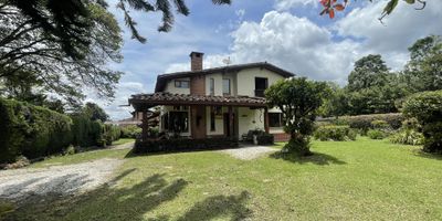 Finca en Arriendo – La Ceja, Antioquia

Se ofrece en arriendo hermosa finca ubicada en una zona campestre de La Ceja, ideal para quienes valoran la tranquilidad, la comodidad y el contacto con la naturaleza.

La propiedad cuenta con 224 m² construidos, distribuidos en tres habitaciones, tres baños, zona de ropas, cocina reformada y parqueadero. Todo en excelente estado y con acabados funcionales.

El lote tiene un área total de 1.500 m², con una amplia zona verde ideal para el disfrute al aire libre.

La finca cuenta con portada principal eléctrica con controles de acceso y una segunda portada interna mecánica, además de cámara interna de seguridad, lo que ofrece privacidad y tranquilidad.

Una opción ideal para quienes buscan un entorno natural sin renunciar al confort.