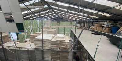 Arriendo Local Comercial Esquinero – Paloquemao, Bogotá

Ubicado en una excelente zona comercial de Paloquemao, este amplio local comercial esquinero está disponible para arriendo. Con una gran visibilidad y acceso desde una vía principal, es ideal para negocios que buscan una ubicación estratégica en una zona con alto flujo de personas.

Características del local:


 
 Área Total Construida: 900 m²

 
  
  Área Operativa o Comercial: 800 m²
  
  
  Área de Oficinas (Mezzanine): 100 m²
  
 
 
 
 Frente Comercial: Amplia vitrina esquinera con gran visibilidad.
 
 
 Accesos y Entorno:

 
  
  Ubicado sobre una vía principal.
  
  
  Cercanía a la estación de TransMilenio.
  
  
  Parqueaderos cercanos.
  
  
  Zona segura y comercial.
  
 
 


Ideal para:


 
 Retail
 
 
 Supermercados
 
 
 Droguerías
 
 
 Ferreterías
 
 
 Restaurantes
 
 
 Negocios de Salud
 
 
 Motos
 
 
 Centros de atención EPS
 
 
 Puntos de fábrica
 
 
 Distribuidores
 
 
 Almacenes
 


Este local ofrece un espacio versátil y bien ubicado, perfecto para diferentes tipos de negocios que necesiten exposición y accesibilidad.
