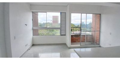 ¡Oportunidad única en Rionegro!

Se vende apartamento en unidad cerrada ubicado en el municipio de Rionegro Antioquia, sector tranvía. Tiene un área construida de 54m2; el apartamento tiene sala comedor, cocina integral, zona de ropas, balcón, 2 habitaciones, cada una con closet y dos baños cabinados con cajoneras.

El conjunto cerrado ofrece excelentes comodidades:
vigilancia las 24 horas, salón social, parqueadero de visitantes, zona infantil y gimnasio.

Ubicación privilegiada:
La unidad residencial se encuentra ubicada cerca al parque principal de Rionegro, a colegios, restaurantes, universidades, supermercados y fácil acceso al transporte público. Todo a tu alcance.

¡Haz de este Lugar tu nuevo hogar!
