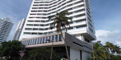 Esta impresionante oficina, ubicada en la hermosa ciudad turística de Cartagena de Indias, es una oportunidad única en el mercado inmobiliario. Con una ubicación privilegiada en el departamento de Bolívar, esta oficina ofrece una increíble oportunidad de inversión para cualquier empresa que busque establecerse en una de las ciudades más importantes de Colombia.

Con una impresionante área construida de 437.46 M2, este espacio cuenta con todas las comodidades necesarias para una oficina moderna y eficiente. Con 6 baños y 6 garajes, esta oficina ofrece la comodidad y el espacio que su negocio necesita para crecer. Además, cuenta con todas las características internas esenciales, como agua, baño auxiliar, electricidad y balcón, para garantizar que su equipo tenga todo lo necesario para trabajar cómodamente.

Y eso no es todo. Esta oficina también cuenta con características externas que la hacen aún más atractiva. Con un acceso pavimentado, su equipo y clientes podrán llegar fácilmente a su lugar de trabajo. Además, cuenta con un ascensor, ideal para garantizar una mayor comodidad de movimiento para todos. Y para que sus visitantes no tengan problemas al estacionar, esta oficina ofrece un amplio garaje y parqueadero para visitantes.

Además de todas estas comodidades, esta oficina también se beneficia de la presencia de parques cercanos, ideales para relajarse y desconectar después de un día de trabajo. Y para garantizar la seguridad de sus empleados y clientes, cuenta con una portería / recepción, vigilancia y transporte público cercano.

¡Pero eso no es todo! La oficina también cuenta con una planta eléctrica, para garantizar que su equipo pueda continuar trabajando sin problemas en caso de un corte de energía. Y con una ubicación estratégica en Cartagena de Indias, su negocio también se beneficiará de la proximidad a importantes centros comerciales y financieros, lo que lo convierte en una ubicación ideal para cualquier empresa en