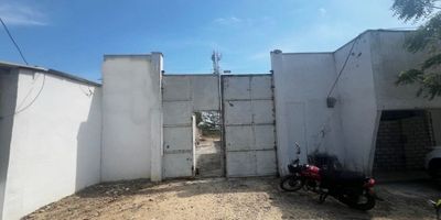 Lote con área de 720 m2, ubicado sobre la cra 38 vía juan mina, alta zona comercial, dos baños, zona de alto tráfico comercial, acceso para vehículos pesados (mula),ideal para bodegas, talleres, negocios o desarrollo comercial ,ubicado en el barrio la pradera.