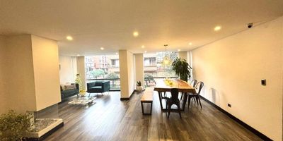 Este hermoso apartamento cuanta con 112 m2, está ubicado en un segundo piso, exterior, ofrece un diseño moderno y funcional, ideal para quienes buscan confort, estilo y amplitud.
Cuenta con 3 habitaciones bien distribuidas y dos baños completos, cuenta con amplia zona social con ventanales piso-techo que proporcionan excelente entrada de luz natural y ventilación. Tiene chimenea natural que genera un espacio acogedor. La propiedad ha sido completamente remodelada, lo que se refleja en sus acabados contemporáneos y espacios optimizados. Tiene dos parqueaderos cubiertos e independientes.  
El edificio cuenta con amplia zona verde, parque para niños, parqueadero de visitantes y vigilancia 24/7. 
Ideal para familias o quienes desean vivir en un espacio listo para habitar, con todas las comodidades y un estilo renovado.
Está ubicado en una de las mejores zonas de la ciudad, reconocida por su tranquilidad, seguridad y excelente calidad de vida. El sector combina a la perfección áreas residenciales con acceso cercano a zonas comerciales, restaurantes, cafés, supermercados, y centros de salud.