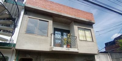 VILLACOLOMBIA, SEGUNDO PISO, ILUMINADO, APARTAMENTO:  CONSTA DE SALACOMEDOR, COCINETA SIN GABINETES., DOS (2) ALCOBAS SIN PUERTAS, ESPACIO PARA COLGAR LA ROPA;  UN BAÑO ENCHAPADO SIN DIVISION, ZONA DE OFICIOS, ILUMINADO, ESTRATO 3, FACILIDAD DE TRANSPORTE, NO PARQUEO,  NO GAS.