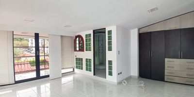 Casa en venta y arriendo en Homecenter en unidad cerrada, con buena ubicación cerca a supermercados, rutas de transporte público y servicios complementarios de la zona. Cuenta con salacomedor, pisos en ceramica, cinco alcobas con closet, cinco baños, hall de alcobas, cocina integral tipo americano, mesón en Quartzone, zona de ropas, estufa y calentador a gas. La unidad cuenta con tres parqueaderos cubiertos, piscina, gimnasio, salón comunal, sauna turco, parques infantiles, placa polideportiva y zonas verdes. Posee de circuito cerrado de TV, portería y vigilancia las 24 Horas. Inmuebles sujetos a verificación de disponibilidad. Venta y Arriendo Homecenter Pereira