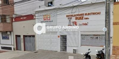 se arrienda bodega  comercial ubicada en zona de alta influencia peatonal, vehicular ,residencial  
con Area de 300 m2
con un baño 
bahias de parqueadero extreno 
canon : $ 12.000.000
 pregunta por él, bajo el código Inmobiliario 1420-202 ¡Contáctanos! Agenda tu cita y con gusto te asesoramos.Contactos - 3008006712 Somos GRUPO ANDINO INMOBILIARIO, con nosotros tendrás tus trámites más fácil y rápido.