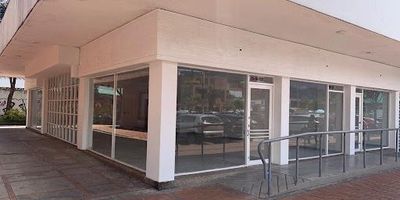 área 138 mts, vitrina amplia mirada frente y costado, bahía carulla, excelente ubicación comercial, 3 baños, 3 oficinas pequeñas o bodegas, vigilancia 24 horas 399-2203