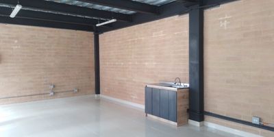 Local comercial en arriendo en unidad cerrada ubicada en un sector muy central, con fácil acceso y salida a vías principales, rutas de transporte público, cerca a parques, restaurantes y servicios complementarios de la zona. Cuenta con piso en baldosa, 1 espacio, baño privado y parqueaderos paralelos.   Inmueble sujeto a verificación de disponibilidad.
