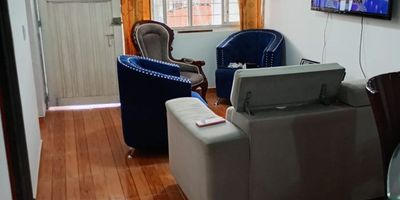 ¡Excelente oportunidad de inversión en el barrio Vallegrande! Te presentamos esta casa de cuatro pisos en venta, ideal para quienes buscan generar rentabilidad y asegurar ingresos constantes.
Cada piso del inmueble está diseñado de manera independiente. Cada uno cuenta con una amplia sala comedor, baño social, cocina sencilla, dos habitaciones y su respectiva zona de oficios, lo que permite un estilo de vida práctico y organizado.
El cuarto piso cuenta con una terraza cubierta.
El sector se destaca por ser una zona tranquila, cerca a supermercados, instituciones educativas, transporte público y comercios locales, además de contar con cómodas vías de acceso que conectan fácilmente con otras áreas de la ciudad.
Si estás buscando una inversión inteligente que te genere ingresos constantes y con gran potencial de valorización, ¡esta propiedad es para ti! No dejes pasar esta oportunidad única. Contáctanos para más información y agenda tu visita hoy mismo.