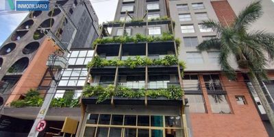 Suite Hotelera para venta, de 16,39 metros cuadrados de área total construida aproximada y 14,9 metros cuadrados de área privada aproximada, de construcción tradicional. Destinada exclusivamente al uso de servicios en la categoría de hotel, completamente amoblada con: cama, espaldar cama, sofá, mesas de noche, lámparas de noche, aire acondicionado, minibar, escritorio, silla, televisor, nevera mini-bar, tapete, lámpara luna aplique baño; cafetera, secador, caja de seguridad, base acomodación para maletas, plancha eléctrica, teléfono, elementos de decoración, sábanas, almohadas, protectores, cobijas, toallas y mantas. Cuenta con baño privado en la habitación. El Hotel está compuesto por 53 suites y recepción 24 horas, los 7 días de la semana. Ofrece restaurante en el primer nivel, Rooftop con restaurante con vista panorámica a la ciudad; pequeña piscina y solárium. Servicio a la habitación, kit de bienvenida para los huéspedes, menú de almohadas. A la suite no le corresponde parqueadero