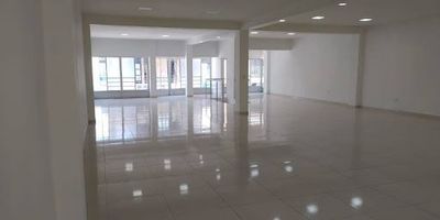 Se alquila excelente local comercial, ubicada en el centro de la ciudad, mucho movimiento peatonal. Ideal para ventas al mayor y al detal. Muy iluminado LUIS ALEJANDRO CARRASCO 