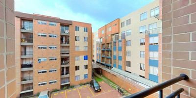 Vendo apartamento Conjunto Porton de Mallorca, Mosquera, C Marca. Con una ubicación estratégica y acceso pavimentado, este inmueble se encuentra en una zona de alta valorización y es ideal para aquellos que buscan comodidad y tranquilidad en su hogar. El apartamento cuenta con una área 52 Mts, tres alcobas y dos baños, cocina integral.

Su cercanía a centros comerciales, colegios y transporte publico, garantizan una experiencia de vida cómoda y práctica. Además, la propiedad se encuentra en una urbanización cerrada con portería y vigilancia, lo que te brinda seguridad y tranquilidad. 

En resumen, si buscas un lugar que combine comodidad, seguridad y buena ubicación, este apartamento en Mosquera es la opción perfecta para ti. No dejes pasar la oportunidad de vivir en una vivienda con todas las comodidades que necesitas. ¡Contáctanos para más información y ven a conocer este increíble inmueble!
