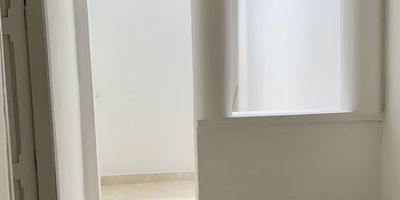 Amplia casa ubicada en el barrio Las Palmas. Con sala comedor, cocina con red de gas, tres habitaciones, dos de ellas con clóset, un cuarto de estudio o de linos, 1,5 baños, un patio interno con lavadero, un patio exterior con lavadero, y solar.

Arriendo directo, sin agencia. Por medio de póliza de seguro de arrendamiento expedida por aseguradora sin costo para arrendatario.