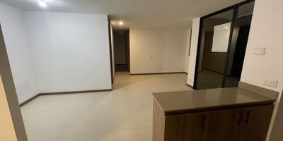 Se vende apartamento de 60 m² en el exclusivo Parque Residencial Medieval, un conjunto temático con proyección comercial, ubicado en Rionegro, Antioquia. Este inmueble ofrece una distribución funcional con 2 habitaciones, zona de estudio que puede adaptarse como tercera habitación, y espacios diseñados para brindar comodidad y versatilidad, parqueadero+ cuarto útil.  El apartamento hace parte de la torre 1,  El conjunto se destaca por su propuesta única y entorno encantador: cuenta con plazoleta, castillo, zonas húmedas y áreas comerciales que complementan la experiencia de vivir en un lugar diferente. La torre ofrece portería 24 horas, piscina climatizada para adultos y niños, y salón social. Una excelente opción para quienes buscan ubicación estratégica, diseño temático y calidad de vida. ¡Contáctame para más información y agenda tu visita!