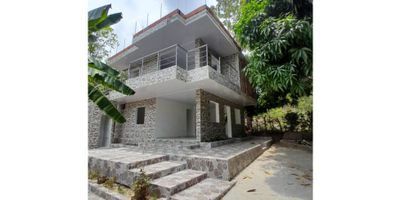 Excelente Casa Finca de 1600 metros cuadrados

Casa Nueva en construccion de 168m2, cuenta con 2 niveles mas mirador

1 Piso: Cuenta con acometidas para instalacion de 3 aires acondicionados, sala comedor, 1 alcoba mas baño interno, espacio para otra alcoba y baño social ubicado abajo de las esclaeras, mas Terraza de 49 m2 aproximados.

2 Piso: Cuenta con acometidas para instalacion de 3 aires acondiconados, sala comedor, 1 alcoba mas baño interno y espacio para otra alcoba, Terraza en L.

3 Piso: Mirador en construccion, vista desde el tercer piso hacia la ciudad de Cartagena, (contecar, la gobernacion, parque heredia). Cuenta con 2 tanques de agua de 1000Litros cada uno, e instalacion de las manejadoras de los aires. 

Consta de arboles frutales: 4 de Mango, 1 de Ciruela, 3 de Coco, 2 de Nispero, y 2 de Guanabana. 

Consta de 1 Piscina con espacio para asoleadoras y 2 baños conjuntivos a la piscina.

2da Casa: Consta de 2 pisos, de 140 m2

1 Piso: Cuenta con cocineta, zona de labores y espacio para juegos.

2 Piso: Cuenta con 2 alcobas y 1 baño.

Zona de Lavadero exterior con cocineta afuera, 1 Fosa séptica para cada casa. Aprovecha esta oportunidad ideal para descansar en zonas verdes, fincas, zonas campanales, un lugar tranquilo para estar en familia. 

6658248.
