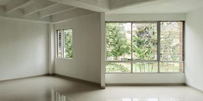 Apartamento en arriendo en unidad cerrada ubicada cerca a centros comerciales, parques, restaurantes, almacenes, supermercados, rutas de transporte público y servicios complementarios del sector. Cuenta con piso en porcelanato, sala comedor, estudio, biblioteca, 3 alcobas con closet y baño en la principal, baño social, cocina integral cerrada, zona de ropas y parqueadero independiente cubierto .  Conjunto cerrado con salón social, parques infantiles, zonas verdes, vigilancia y portería 24 horas, citofonía y circuito cerrado de tv. Inmuebles sujetos a verificación de disponibilidad