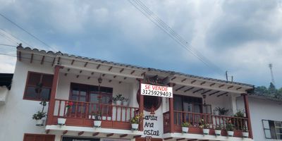 Se vende casa en Tenza Boyacá, remodelada y adecuada en casa Hostal con capacidad de hospedar a treinta y cuatro personas en siete habitaciones con veinticuatro camas  y  dos aparta estudios, mas dos locales comerciales ubicados en la zona comercial del municipio de Tenza.