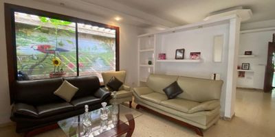 Bella Casa para venta Sector Barrio Colombia.
A pocas cuadras del parque Tomas Suri Salcedo,y del corredor comercial Calle 72,un sector comprendido entre zonas comerciales y residencial lo que se traduce en tener la tranquilidad del barrio y lo comercial.