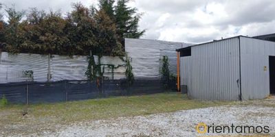 Excelente lote para arriendo ubicado en el corazón de Llanogrande, cuenta con un área total de 80 m2, tiene una zona de servicio la cual puede ser usado para atención al cliente, cuenta con un baño social y amplias zonas de parqueadero.