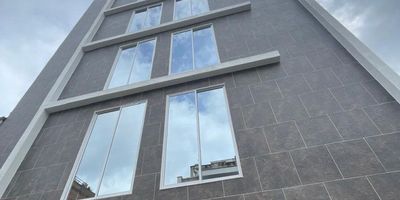 ¡Vive la experiencia de estrenar en uno de los barrios más tranquilos y bien ubicados! Te presentamos este moderno apartamento en alquiler, en el barrio El Ingenio, una zona residencial muy apetecida por su entorno seguro. Está ubicado en un tercer piso, cuenta con sala comedor, dos baños, cocina es semi integral, cuenta con dos habitaciones amplias, ambas con closet. Además, con zona de oficios con lavadero de ropa y punto para lavadora. Los servicios públicos están incluidos en el valor del canon, lo cual representa un gran beneficio para tu presupuesto. Incluye parqueadero cubierto, tanto para carro como para moto. En cuanto a ubicación, estarás a tan solo pasos de Alkosto, del reconocido Parque del Ingenio, ideal para disfrutar de caminatas, deporte al aire libre y actividades familiares. Con rápidas vías de acceso como la Calle 16 y la Pasoancho, que conectan fácilmente con diferentes puntos de la ciudad. Contáctanos para agendar tu cita y enamórate de este nuevo espacio.