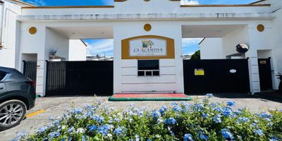 Espectacular Casa De Dos Plantas En Venta en el Oriente de Neiva 

Si buscas comodidad, esta casa es perfecta para ti. Ubicada en el oriente de Neiva, en un entorno tranquilo y con excelente Ubicacion. 

Casa de dos plantas con amplios espacios
Tres habitaciones
Habitación Principal con Vestier, Closet, Baño Privado.
Sala De Television
Sala 
Comedor
Cocina integral
Área de ropas
Parqueadero Cubierto 
Cuarto de Servicio.

El conjunto cuenta con Porteria, Piscina, salon social con aire acondicionado, parque infantil, canchas multiples, senderos peatonales, Baños y Duchas en zonas humedas.