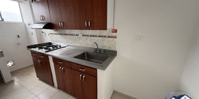 Apartamento en arriendo en Envigado, Antioquia, en el tranquilo barrio Milán - Vallejuelos. Ubicado en el primer piso, este inmueble de 60 m² cuenta con 3 habitaciones y 2 baños. La unidad residencial ofrece vigilancia y un gimnasio para su comodidad y seguridad. Disfrute de una excelente ubicación, justo frente al Polideportivo de Envigado, con fácil acceso a servicios. Es una opción funcional para vivir en la ciudad. Para conocer este apartamento, contáctenos por WhatsApp o solicite más información.