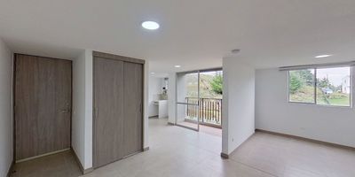 Apartamento para venta en Rionegro, sector Alto del Medio, con un área de 61 m2 aproximados y ubicado en un piso 6 con acceso por ascensor, parqueadero propio cubierto y depósito. Consta de 2 habitaciones, 2 baños, sala comedor, cocina, balcón y zona de lavandería. Tiene piso cerámico en zona social, cocina y baños y piso laminado en habitaciones. El conjunto cuenta con salón social, parque infantil y vigilancia privada las 24 horas.