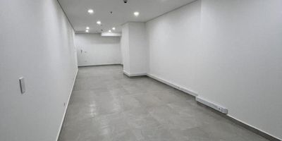 Oficina de 50 Mts, excelente iluminación natural, espacio abierto y garaje cubierto independiente con equipo duplicado. El edificio cuenta con baños comunales, terraza comunal, cafetería, vigilancia 24/7, CCTV y ascensor . Ubicada sobre la Autopista norte , a pocas cuadras de la Calle Ciento Seis, Calle Ciento Ocho, estación de Transmilenio Ciento Seis, zona empresarial.