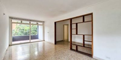 Apartamento en  ubicado en barrio Jardines. Cuenta con buena iluminación en todo el espacio. Consta de 3 habitaciones más habitación de servicio con su propio baño. Amplios closets y baños con cabina. El área incluye salacomedor y cocina integral mixta, además de zona de ropas y sala de estar o estudio. La unidad residencial ofrece portería las 24 horas, zonas verdes, placa deportiva, salón social y piscina. La ubicación es central y tranquila, justo frente al mall La Casona. Acceso rápido por la Avenida Poblado. Cerca de puntos como Café Otra Parte, colegios Teresiano, San Marcos, Colombo Británico, Villa Jardín, Restaurante Palo Grande, Clínica Nueva Las Américas, Burger King, Mall Villa Grande y supermercados Madrid y Justo y Bueno. Buena conectividad con transporte público.
