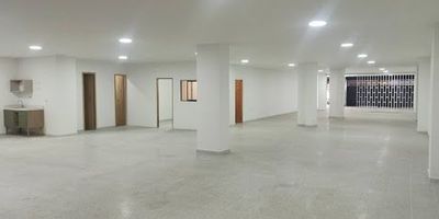 Local comercial para arriendo en importante sector del municipio de Itaguí. El espacio cuenta con una excelente área de 340 metros cuadrados, baños, cocineta y acabados de calidad. Ideal para diversos tipos de negocios. Para más información, por favor comuníquese con nuestra línea de atención al cliente
