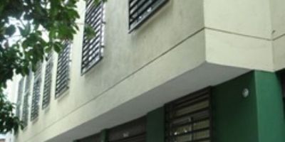 Casa local 2 piso de 380 m2, 4 divisiones, 5 baños, lavadero, 3 bibliotecas, 2 salones muy amplios, muy iluminado y ventilado.