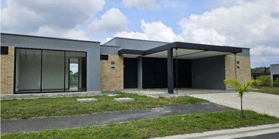 Espectacular casa campestre, moderna y confortable, distribuida en un solo nivel de 224 m2, sobre un lote de 3.000 m2.

La casa cuenta con 3 alcobas, cada una con su baño y vestier; estudio grande, alcoba de servicio, zona de ropas independiente, cocina abierta integrada a la sala comedor y terraza cubierta. Además, dos parqueaderos cubiertos. 

Está ubicada a 7 minutos del colegio GI School, y a 10 min de Armenia. Disfruta vivir en la Ciudad pero con la tranquilidad de la naturaleza.

Unidad cerrada con portería permanente y una ciclovía interna de 5 km.

 
