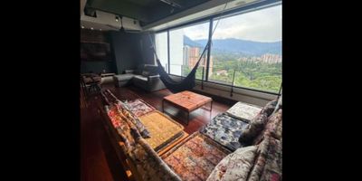 Brando & Cía. presenta una exclusiva oportunidad de adquirir un apartaestudio usado en la prestigiosa zona de El Poblado, Medellín, Antioquia, Colombia, con un precio de $900.000.000 COP. Este moderno inmueble, ubicado en el piso 15, cuenta con un área construida de 72 m², ofreciendo un espacio sofisticado con una habitación y dos baños completos. Para su comodidad, incluye un espacio de garaje privado.

Situado en un edificio de estrato 6, este apartaestudio es ideal para quienes buscan un estilo de vida de alta calidad en una de las zonas más valoradas de la ciudad. Aunque el año de construcción no se especifica, su ubicación privilegiada y características lo convierten en una excelente inversión. La administración mensual tiene un costo de $722.000 COP.

El Poblado es conocido por su ambiente cosmopolita, su amplia oferta de restaurantes, centros comerciales de lujo y excelentes vías de acceso. Vivir en este apartaestudio significa disfrutar de una ubicación estratégica con todo al alcance. Esta propiedad representa una magnífica opción tanto para vivienda como para inversión en una de las áreas más deseadas de Medellín. No dude en contactarnos para obtener más información y programar una visita.
