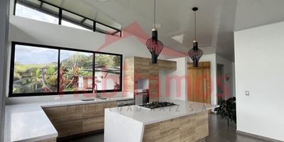 "¡Encuentra tu oasis de paz en Carmen de Viboral!" Hermosa casa finca de 320 m2 construidos para un área en  total de 3.200m2, es el lugar perfecto para aquellos que buscan tranquilidad pero sin alejarse de la ciudad. No pierda la oportunidad de relajarse en su mirador, ideal para leer un libro o tomar el sol.Cercana a colegios y con fácil acceso, alejada del ruido así mismo incluye parqueadero cubierto para sus vehículos.¡No dejes pasar la oportunidad de disfrutar de esta finca con encanto solo a minutos de la ciudad! Visítanos hoy mismo para más detalles.