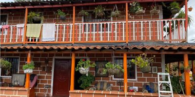 ¡GRAN OPORTUNIDAD!   

Hermosa finca en Santo Domingo, tiene un área total de  4.000 metros cuadrados y una casa que tiene en En el primer piso tiene cocina, baño, 1 habitación y sala.En el segundo piso esta cuenta con 3 habitaciones, una sala y dos baños. El precio es de $ 320.000.000 pero es totalmente negociable.
