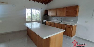 Casa-finca en parcelación en arriendo en La Mina, Envigado de 330 m2 construidos aproximadamente, cuenta con 3 alcobas, 2 closets, 1 vestier,&nbsp;4 baños, sala-comedor, cocina integral, barra americana, zona de ropas, patio, parqueadero doble y cuarto útil.&nbsp;En parcelación con zonas verdes, parqueadero de visitantes, portería 24 horas.Cercanías: Colegio el comercial&nbsp;Adicional tiene rutas de acceso y transportePara mayor información contáctame Erica Guevara 3015503020