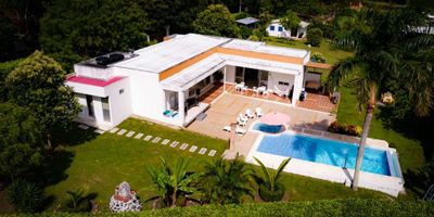 EN VENTA ESPECTACULAR CASA CAMPESTRE EN CHUCUNI MUNICIPIO DEL TOLIMA, rodeada de un entorno natural con 380m2 divididos en de 4 cómodas alcobas, cada una con baño privado, baño auxiliar ocina integral con barra estilo americano, comedor auxiliar y  zona de lavandería, parqueadero para 5 vehículos, zona parrilla para tus reuniones al aire libre, y una impresionante piscina ademas de estar rodeada de árboles frutales y bosques nativos, vistas panorámicas inigualables. Además, se encuentra cerca de zonas urbana  y cuenta con transporte público cercano para mayor comodidad.

 
